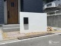 ドライガーデンの背景となる真っ白な塗装門柱