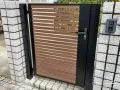 内側のプライバシーも守る正面門扉