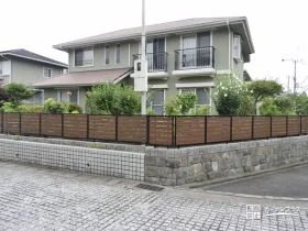 生垣からローメンテナンスな木調目隠しフェンスの設置工事