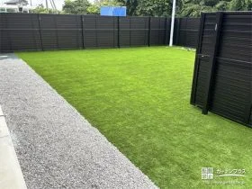 下から発芽する雑草も上から飛来する種も成長を抑制する防草シート[施工後]