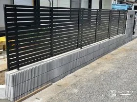 細めの格子がスタイリッシュな目隠しフェンス[施工後]