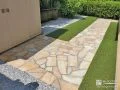 華やかさと歩きやすさを実現する乱形石の園路