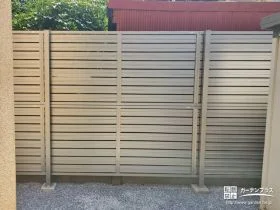 抜け感を演出するデザインの目隠しフェンス[施工後]