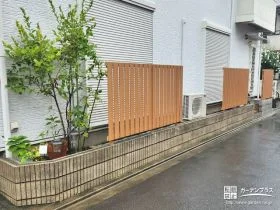 明るい木目調フェンスが外構を引き立てるリフォーム工事