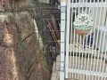 【施工後】メッシュフェンスを隙間に合わせて加工しました。
