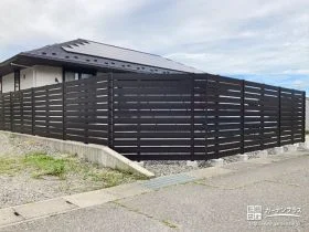 お住まいにフィットするシックな木目調フェンス[施工後]