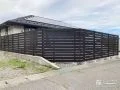 お住まいにフィットするシックな木目調フェンス