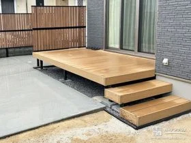 お子様と過ごすスペースになるフェンス付きのウッドデッキ[施工後]