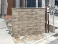 周りの雰囲気に統一感をもたせ、生活感を感じさせない目隠し塀