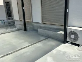 駐車スペースへのアクセス性を高めるコンクリートステップ[施工後]