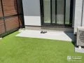 お庭への行き来を助けるコンクリートテラス