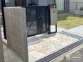 乱形石が華やかな門周り