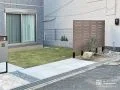 リビングからの眺めを楽しめる温かなお庭