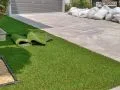 ガレージまでの行き来を助けるインターロッキングの園路