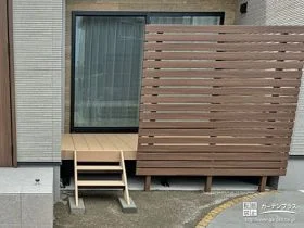 リビングが広がったような開放的なウッドデッキ[施工後]