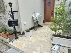大きく印象を変える明るい乱形石アプローチ[施工後]