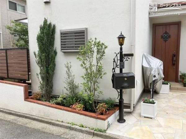 白いお住まいにマッチするナチュラルで明るい外構リフォーム