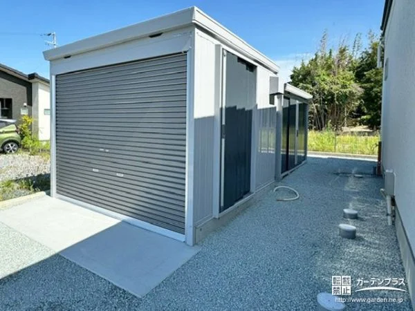 重量物も安心。シャッター付きの大きな物置