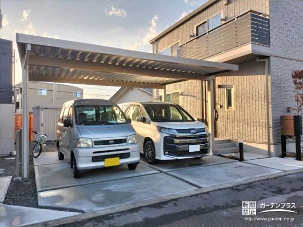 主役となるカーポートの配置や設計にこだわったスタイリッシュな新築外構