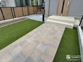 柔らかなマーブル模様がおしゃれなアプローチ[施工後]