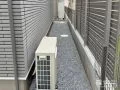 防草シートと砂利で雑草対策した犬走り