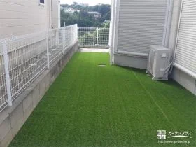 主庭に緑鮮やかな人工芝を敷設[施工後]