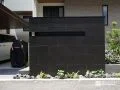 深みのあるブラックが存在感たっぷりのタイル門柱