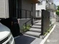 落ち着いた表情を見せるフロート階段