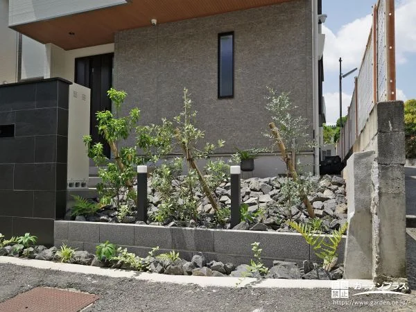 ご家族を出迎える瑞々しい植栽