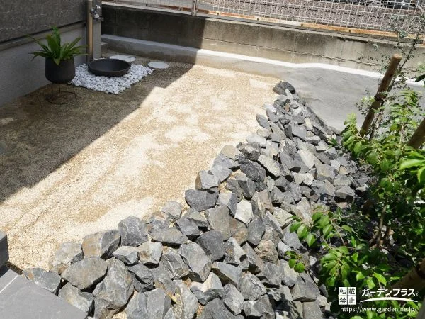 ロックガーデンを活用したおしゃれな土留め