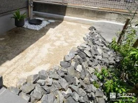 ロックガーデンを活用したおしゃれな土留め[施工後]
