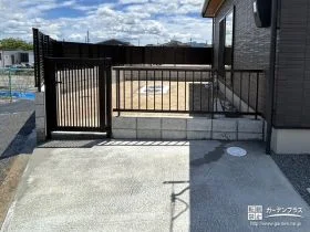 駐車スペースと主庭の間にフェンスと門扉を設置[施工後]