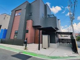 ブラックのエクステリアがお住まいに重厚感を演出する新築外構