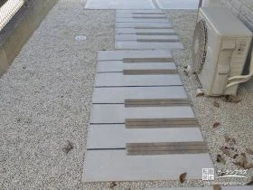 通るたびにピアノの音色が響きそうなアプローチ[施工後]