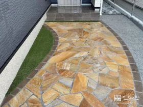天然石と人工芝でデザイン性に優れた玄関アプローチ[施工後]