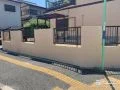 圧迫感や閉塞感を感じさせない工夫を施した塗装塀