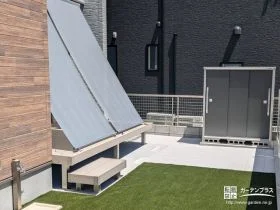 主庭にウッドデッキと人工芝を施工[施工後]
