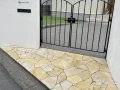 自然石ならではの華やかなアプローチ