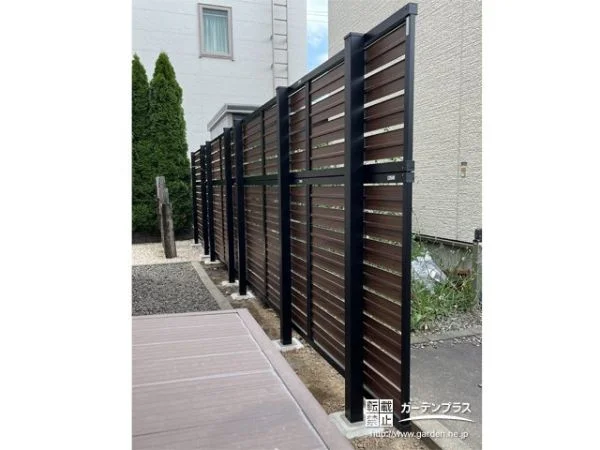 敷地境界を明確にし目隠し効果もある境界フェンス設置工事