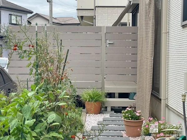 転落防止にも役立つ木目調のあたたかな目隠しフェンス