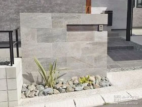 天然石調タイルが重厚な印象を与える門柱[施工後]
