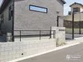 空間にさりげなく溶け込む転落防止用フェンス
