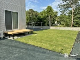 室内からの眺めも楽しめるナチュラルなお庭[施工後]
