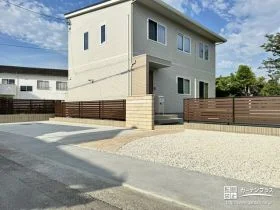全体の色味をブラウン系に統一したことで落ち着きのある上品な新築外構