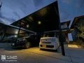 ダウンライトが映えるブラックポリカーボネート屋根のカーポート