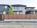 木目調×ブラックがモダンな印象の目隠しフェンスや門扉
