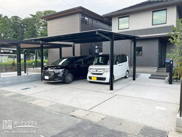 モダンなお住まいにマッチするブラックカーポートが主役の新築外構