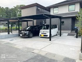 モダンなお住まいにマッチするブラックカーポートが主役の新築外構