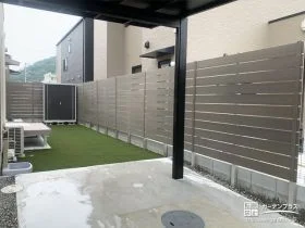 グレイッシュカラーがおしゃれな木目調の目隠しフェンス[施工後]