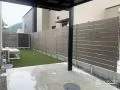 グレイッシュカラーがおしゃれな木目調の目隠しフェンス